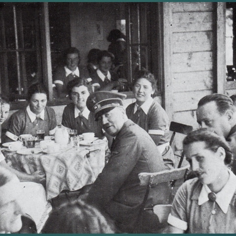 Adolf Hitler mit Frauen des Reichsarbeitsdienstes im Teehaus des Führerhauptquartiers der Nazis am Kniebis
