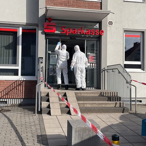 Die Spurensicherung untersucht die Bankfiliale in Contwig in der Südwestpfalz. 